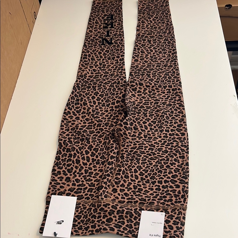 Nike Tigth Fit/collant Brown and Black Leopard Print Leggings